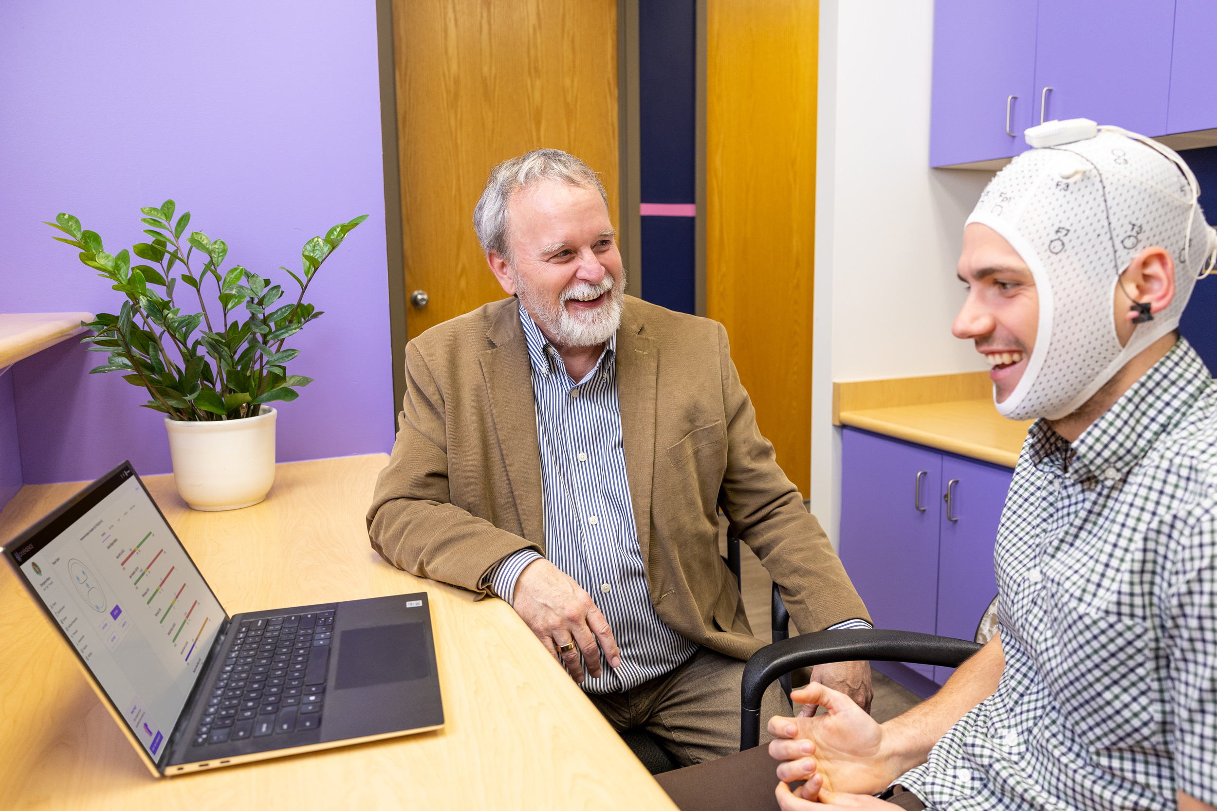 Therapist Reviewing TheraQ Metrics with Patient wearing BrainBit Flex